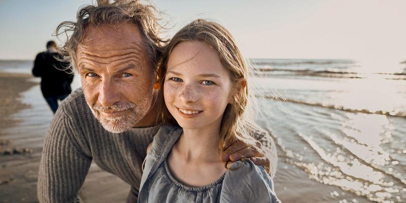 man en klein meisje op het strand